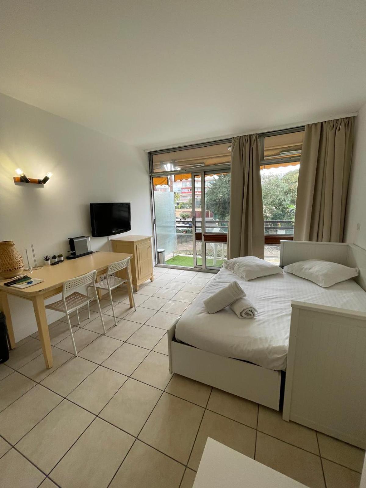 06U - Beautiful Studio In Residence - Swimming Pool And Tennis Court Saint-Laurent-du-Var Exterior foto